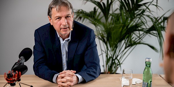 Episode 3 mit Onkologe und Psychotherapeut Prof. Alexander Gaiger: Anpassen an eine verrückte Normalität
