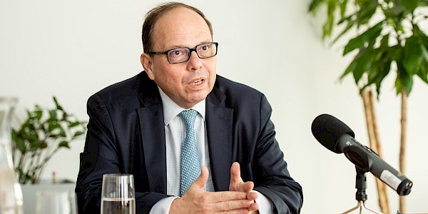 Episode 4 mit Ärztekammerpräsident Dr. Thomas Szekeres: Impfen wirkt – zaudern kostet Geld und Leben
