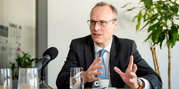 Episode 8 mit Standortanwalt Dr. Alexander Biach: Wir sind zu kompliziert für die Krise