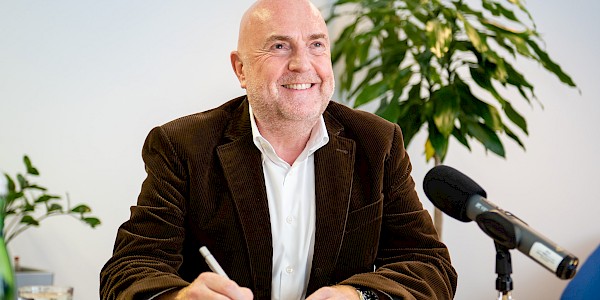 Episode 10 mit Biotechnologie-Experte Peter Llewellyn-Davies: BioNTech hat's vorgemacht