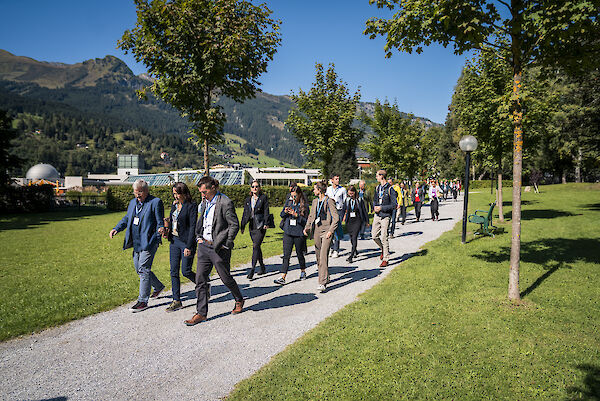 Mittagswanderung der Teilnehmer:innen zur Weitmoser Schlossalm